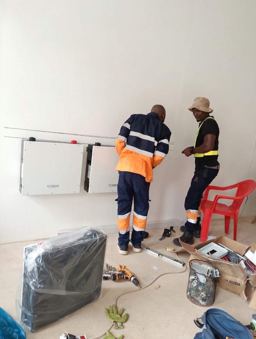 Equipa técnica da Renova Energy em trabalho de campo